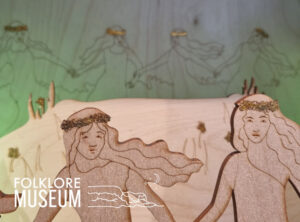 elvere der danser. En del af udstillingen på stevns folklore museum